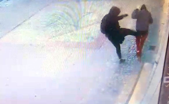 Rosły mężczyzna bez wyraźnego powodu zaatakował kobietę, która spacerowała z kilkumiesięcznym szczen