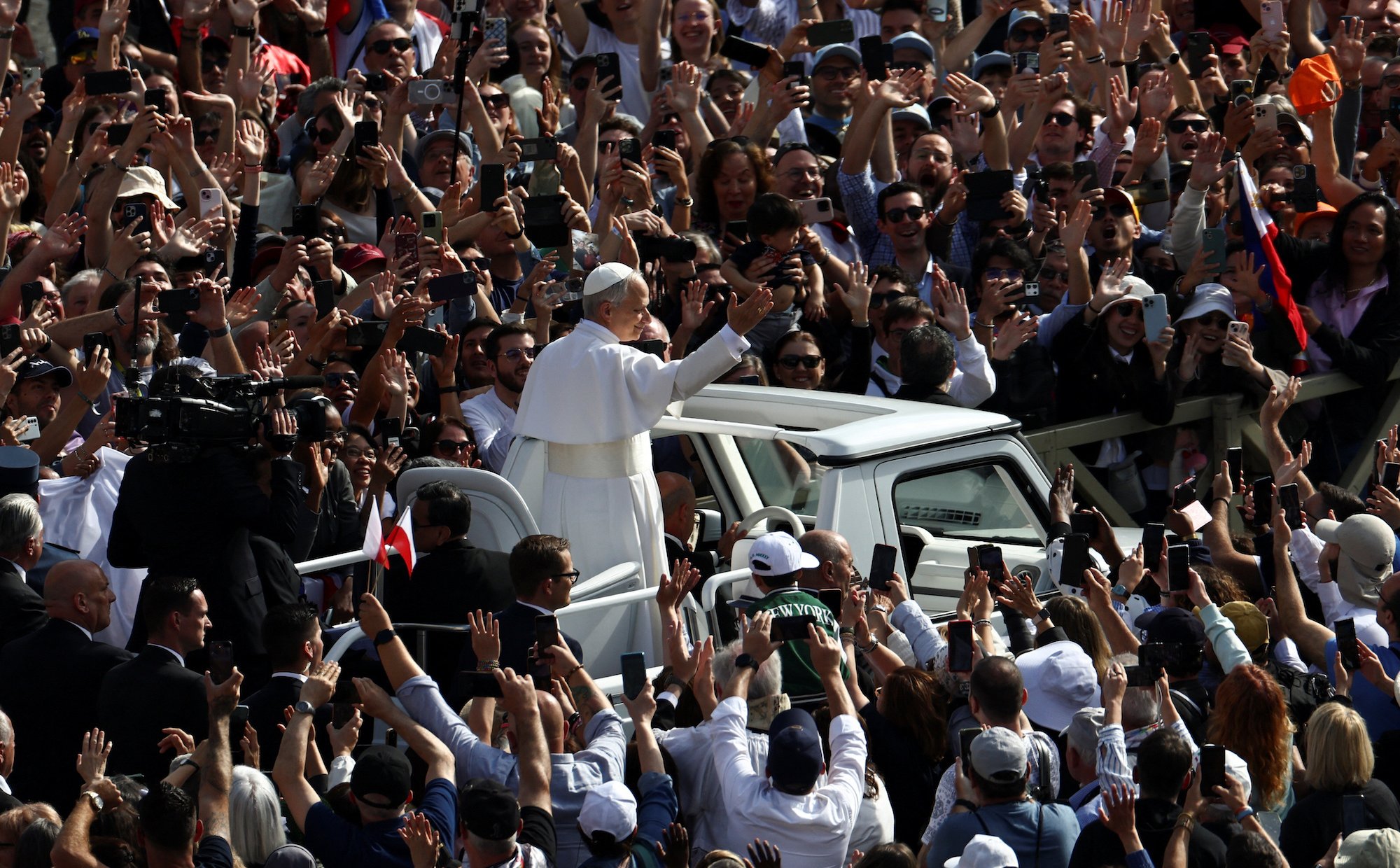 Tuż przed inauguracją Leona XIV. Tłumy wiernych entuzjastycznie witają papieża na placu Świętego Piotra