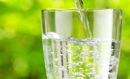 Sprzedaż wody rośnie m.in. kosztem słodkich napojów gazowanych