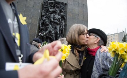 Pomnik Bohaterów Getta w Warszawie. Obchody 73 rocznicy powstania.