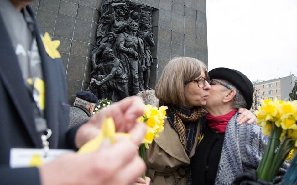 Pomnik Bohaterów Getta w Warszawie. Obchody 73 rocznicy powstania.