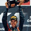 Vettel z nagrodą za zwycięstwo w Grand Prix Singapuru (Fot. Saeed Khan)