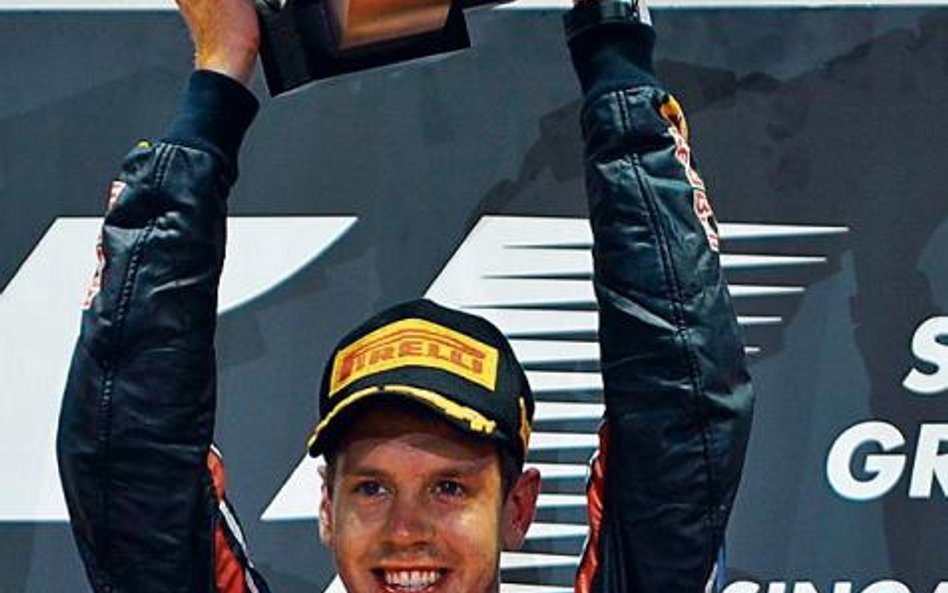 Vettel z nagrodą za zwycięstwo w Grand Prix Singapuru (Fot. Saeed Khan)
