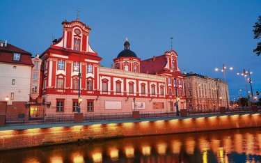 Budynek dawnego katolickiego gimnazjum św. Macieja jest siedzibą Zakładu Narodowego im. Ossolińskich