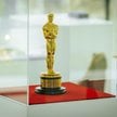 Statuetka Oscara ma około 34 cm wysokości i waży 3,9 kg. Koszt jej wykonania szacowany jest na od 40