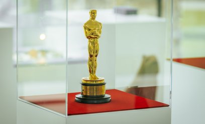 Statuetka Oscara ma około 34 cm wysokości i waży 3,9 kg. Koszt jej wykonania szacowany jest na od 40