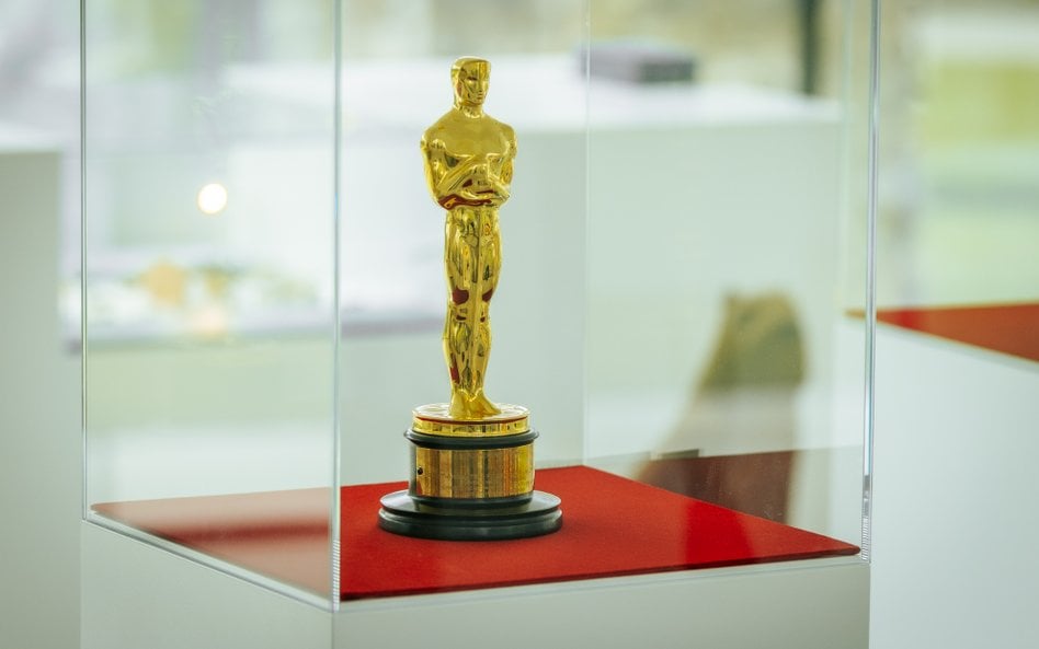 Statuetka Oscara ma około 34 cm wysokości i waży 3,9 kg. Koszt jej wykonania szacowany jest na od 40