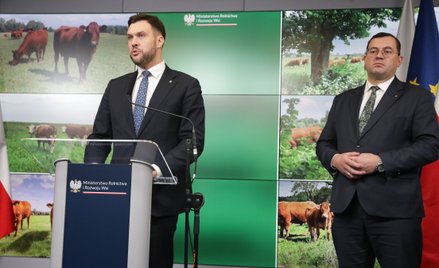 Minister rolnictwa i rozwoju wsi Stefan Krajewski (P) oraz podeskretarz stanu w MRiRW Adam Nowak (L)