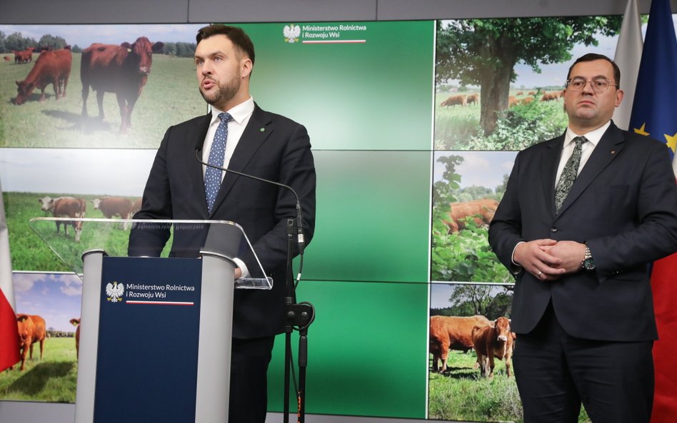 Minister rolnictwa i rozwoju wsi Stefan Krajewski (P) oraz podeskretarz stanu w MRiRW Adam Nowak (L)