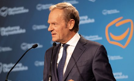 „ Elektorat Jarosława Kaczyńskiego ogląda tylko negatywne wstawki z Donaldem Tuskiem (na zdjęciu). A