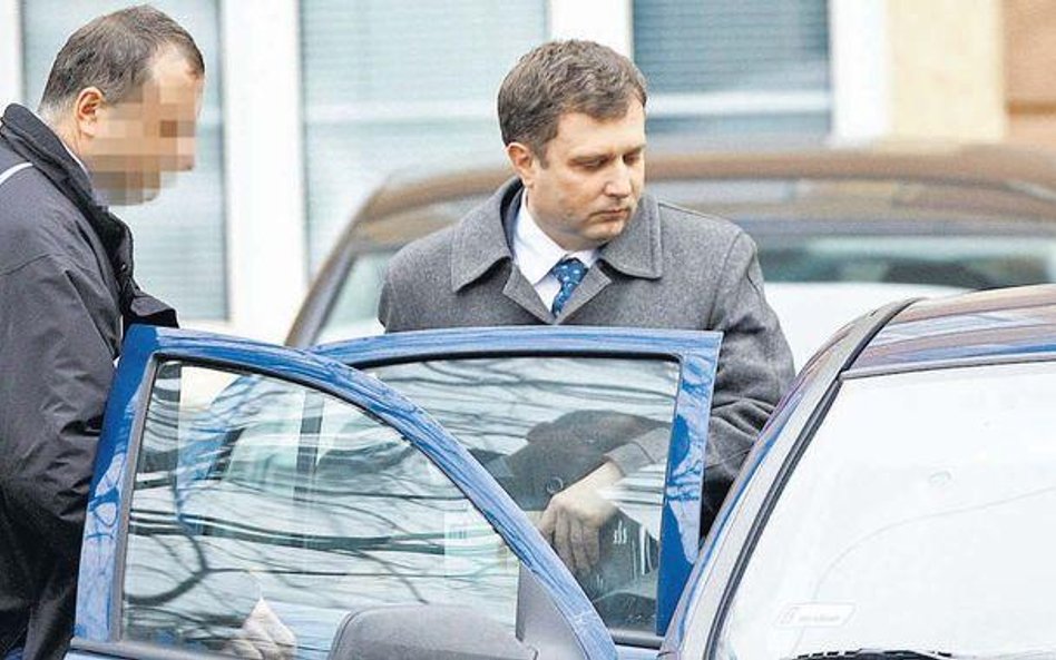 Jacek K. (na zdjęciu z prawej) nie przyznał się do stawianych zarzutów. Na zdjęciu przewiezienie zat