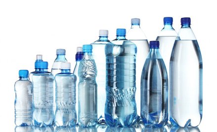 Kupujesz wodę w butelce? Możesz pić plastik