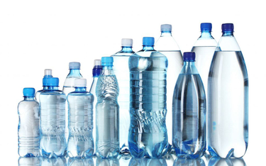 Kupujesz wodę w butelce? Możesz pić plastik
