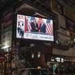 Prezydent USA Joe Biden ściska dłoń prezydenta Chin Xi Jinpinga na telebimie w Pekinie, ale w dziedz