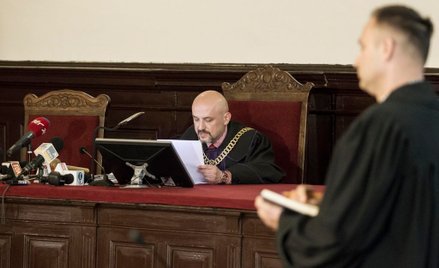 Sędzia Andrzej Lewandowski na sali rozpraw w Sądzie Rejonowym w Oleśnicy, 27 bm., podczas ogłaszania