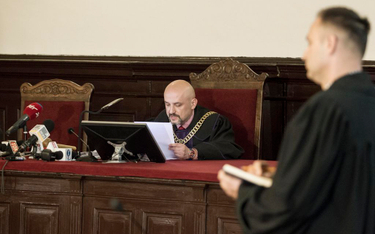 Sędzia Andrzej Lewandowski na sali rozpraw w Sądzie Rejonowym w Oleśnicy, 27 bm., podczas ogłaszania