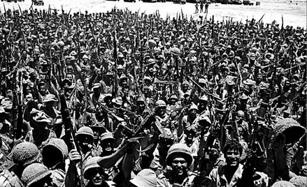 Żołnierze izraelscy świętują zajęcie półwyspu Synaj podczas wojny sześciodniowej. 10 czerwca 1967 ro