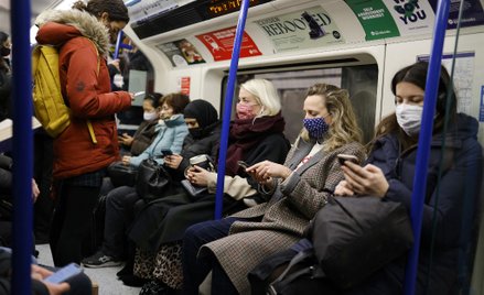 Boris Johnson wycofuje konieczność testowania zaszczepionych turystów