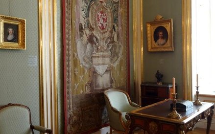 Gabinet z tapiserią z herbem Rzeczypospolitej i króla Stanisława Leszczyńskiego, wykonana w Lunévill