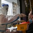 Pobieranie próbki do testu na zakażenie koronawirusem w Szanghaju
