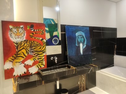 W Hotel Warszawa Art Fair uczestniczą także zagraniczne galerie. Obraz z lewej „Tygrys i motyl”, eks