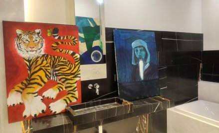 W Hotel Warszawa Art Fair uczestniczą także zagraniczne galerie. Obraz z lewej „Tygrys i motyl”, eks