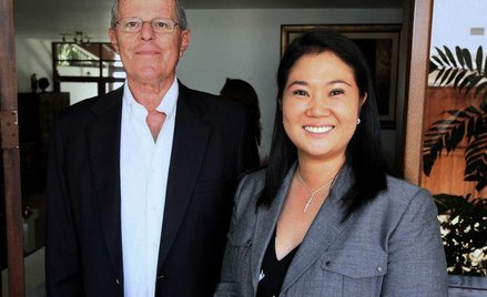 Keiko Fujimori (z prawej)