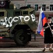 Mieszkaniec Rostowa na tle wozów bojowych Wagnera. Dla młodych Rosjan najemnicy to symbol siły