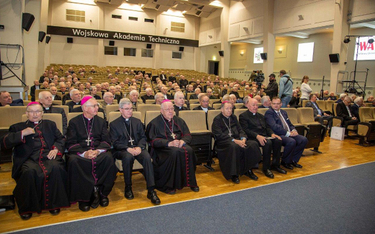 Bp Stefan Regmunt (pierwszy z lewej) w gronie hierarchów odznaczonych medalem „Milito pro Christo”
