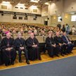 Bp Stefan Regmunt (pierwszy z lewej) w gronie hierarchów odznaczonych medalem „Milito pro Christo”