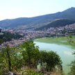Kastoria leży malowniczo rozłożona na brzegu jeziora o tej samej nazwie