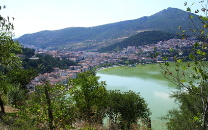 Kastoria leży malowniczo rozłożona na brzegu jeziora o tej samej nazwie
