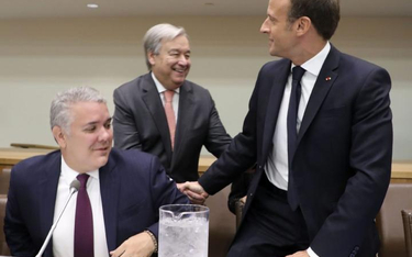 Prezydent Emmanuel Macron wita się z sekretarzem generalnym ONZ Antonio Guterresem