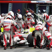Ralf Schumacher u swoich mechaników (2006 rok)