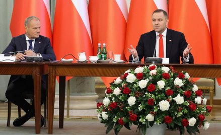 Prezydent RP Karol Nawrocki (P) i premier Donald Tusk (L)