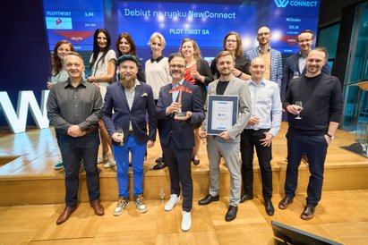 Przedstawiciele krakowskiego studia Plot Twist świętują pierwsze notowanie spółki na NewConnect. Zes