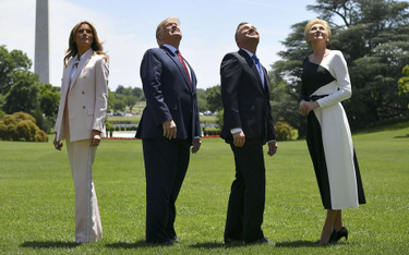 Prezydenci z małżonkami podczas przelotu F-35 nad Białym Domem