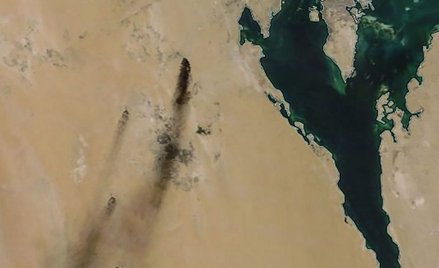 Satelitarne zdjęcie ukazujące instalacje naftowe w Arabii Saudyjskiej po ataku