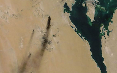 Satelitarne zdjęcie ukazujące instalacje naftowe w Arabii Saudyjskiej po ataku