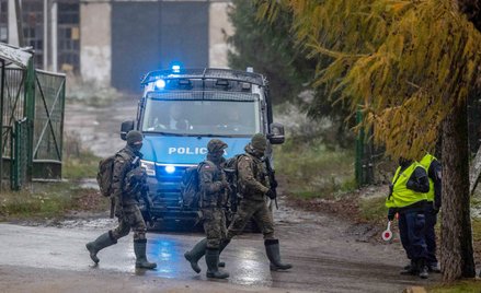 Śledczy pobrali próbki szczątków pocisku i próbki z całego leja