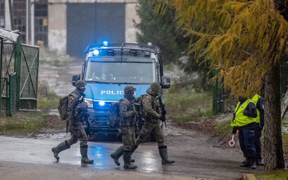 Śledczy pobrali próbki szczątków pocisku i próbki z całego leja