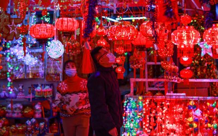 Świateczne dekoracje na bazarze w Hai'an