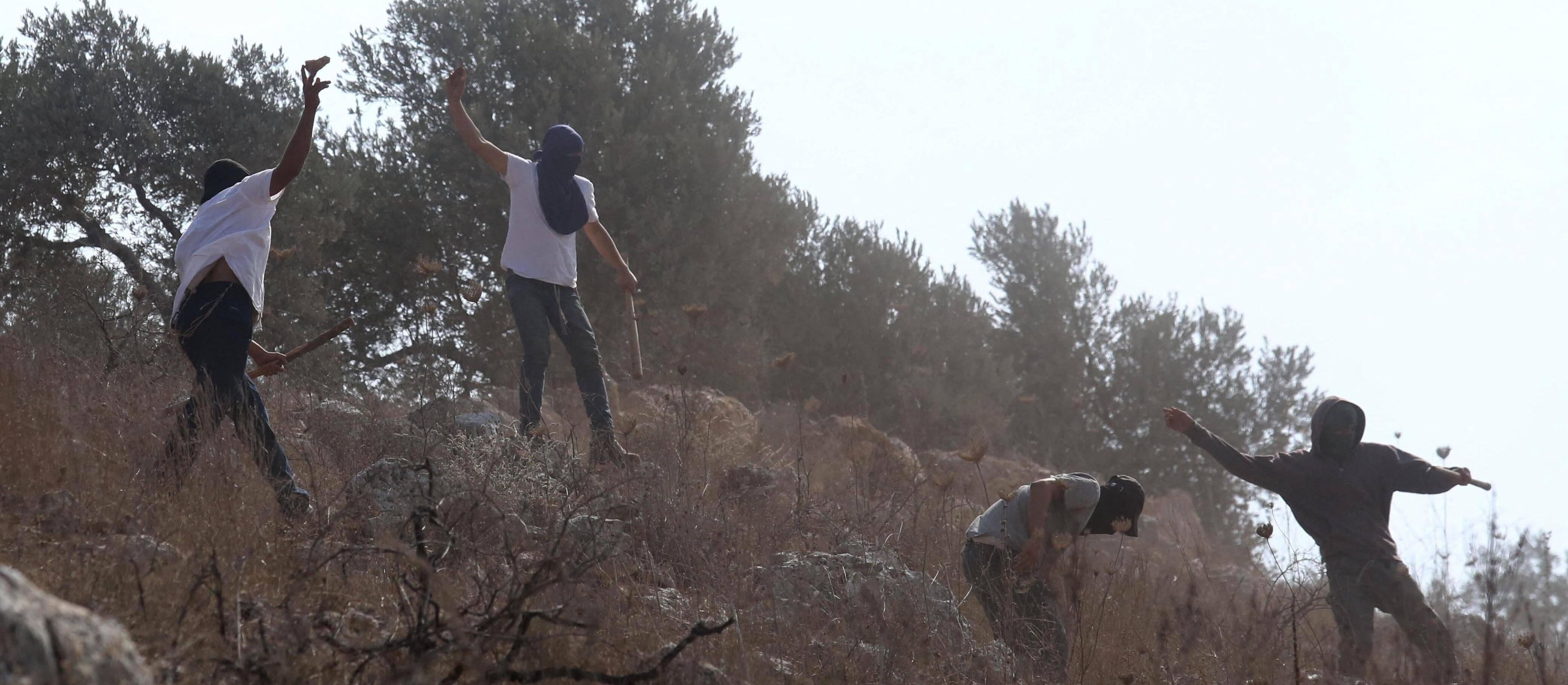 Izraelscy osadnicy zaatakowali palestyńskich zbieraczy oliwek. Wśród rannych dziennikarka Reutera