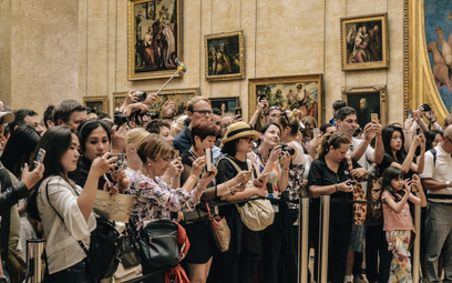 W Luwrze można oglądać wiele słynnych obrazów, na czele z „Mona Lisą”, do której zawsze stoją ogromn