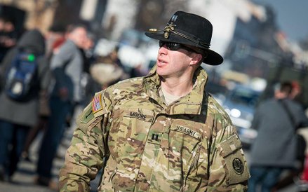 Konwój liczy kilkanaście wozów pancernych