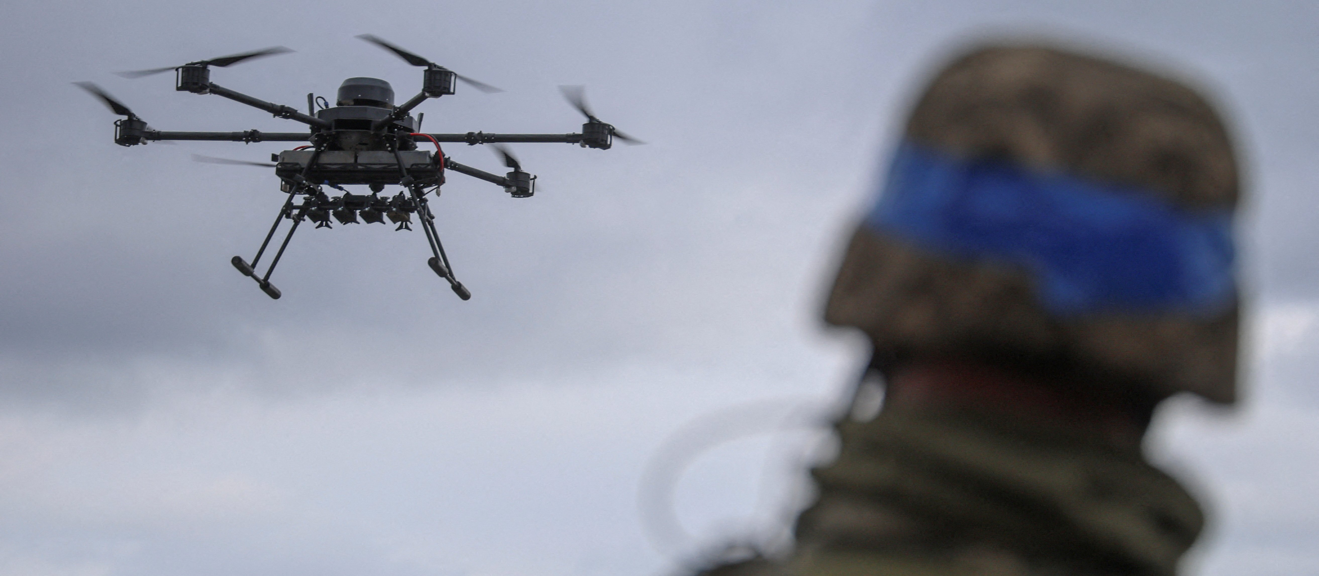 „Zostały nam tylko radia, kable i gołębie”. Podsłuchane rozmowy Rosjan świadczą o chaosie