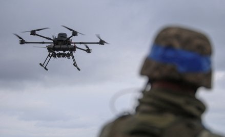 Ukraiński żołnierz przyglądający się ciężkiemu dronowi Wampir niedaleko linii frontu w obwodzie doni