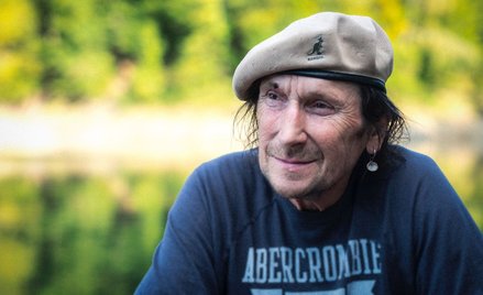 Michał „Gier” Giercuszkiewicz (1954–2020), były perkusista Dżemu, w filmie „30 lat wymówek” Armanda 