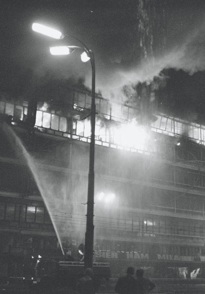 Godzina 21.50 – pożar obejmuje błyskawicznie IV, III i II piętra. Od strony Brackiej jeszcze nie zaj