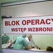 Mediana zarobków lekarzy to 25,6 tys. na kontrakcie, 23,7 tys. na etacie.